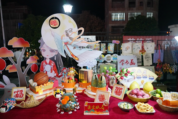 賞月創意作品展示。寧詩琪攝
