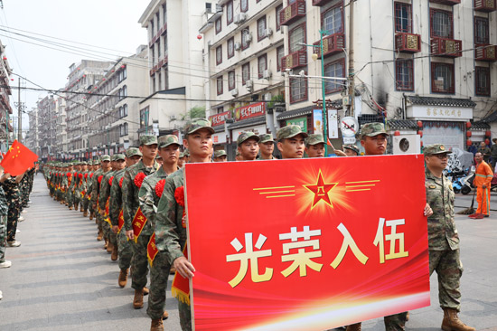 入伍新兵游行，整齐走过城区街道。