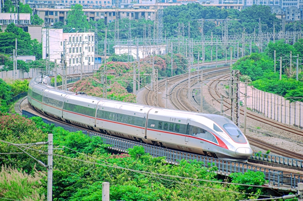 動車組列車行駛在衡柳線柳州區段。文軒攝
