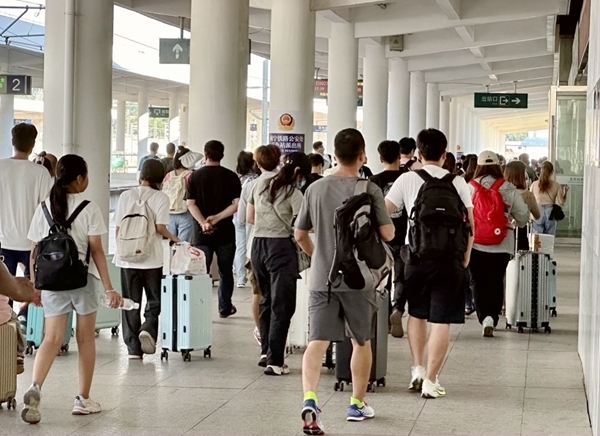 旅客在百色站有序出站。秦塬棋攝