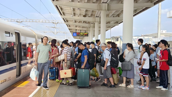 旅客在全州南站有序排隊乘車。吳明海攝 