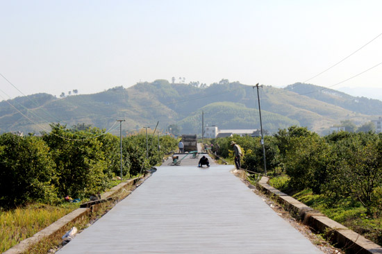 2.图为荔浦市乡村振点施工队正在进行道路硬化。刘健摄