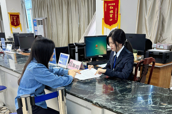 叶媛为办事群众讲解办证申请条件。刘佳昕摄
