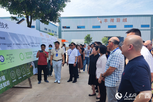 与会领导嘉宾进行现场考察。人民网记者 王勇摄