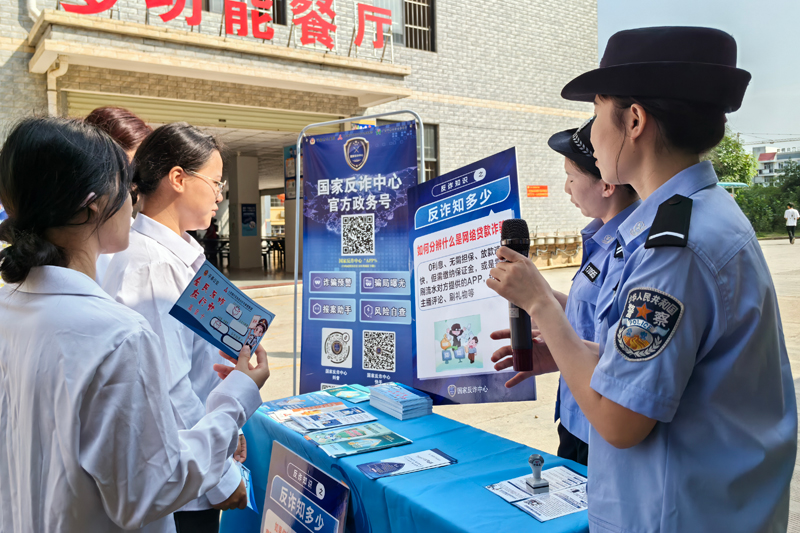 同学们积极回答问题。零达军摄