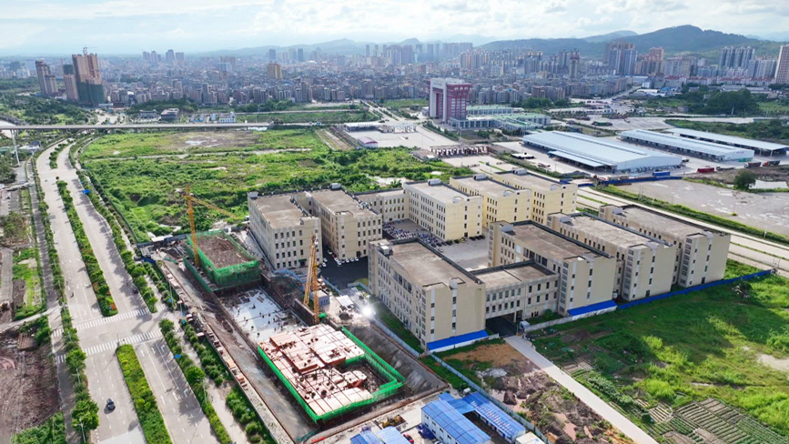 广西东兴产业园区东兴口岸二桥片区。黄锦新摄