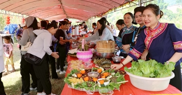 品嘗農家美食。黃燕群攝