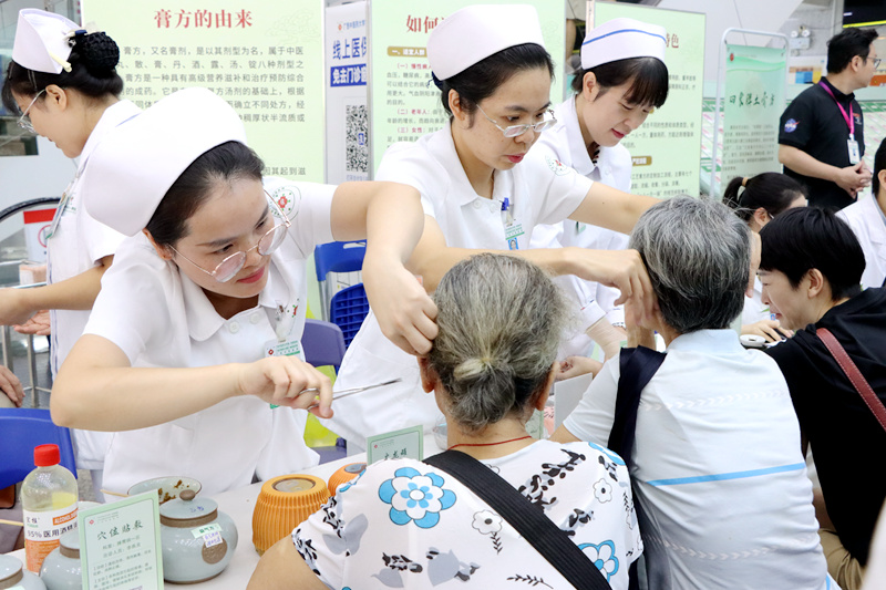 市民体验中医传统治疗。