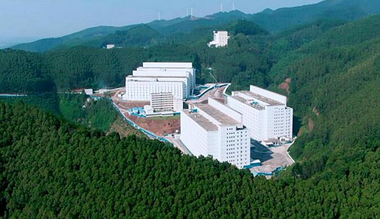扬翔股份亚计山智能设施楼房猪场。黄强摄