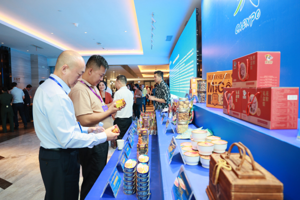 与会嘉宾参观产品展示。主办方供图
