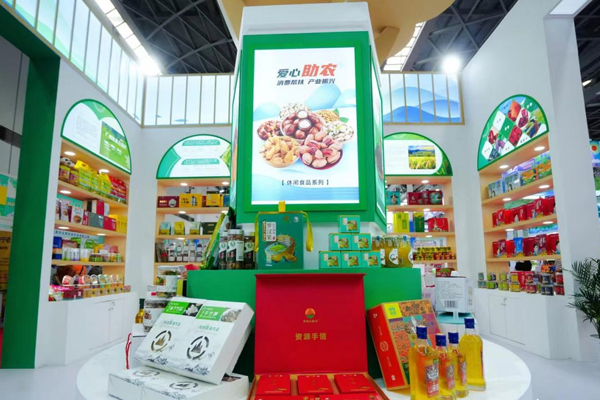 产品展示区。自治区供销社供图