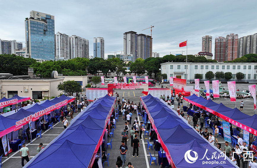 招聘会现场。人民网 付华周摄