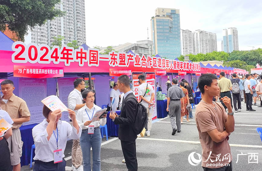 招聘会现场。人民网 付华周摄