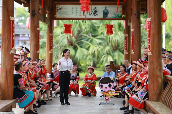 在桂林市恭城瑶族自治县,“桂姐姐”正向当地群众开展宣讲。刘教清摄