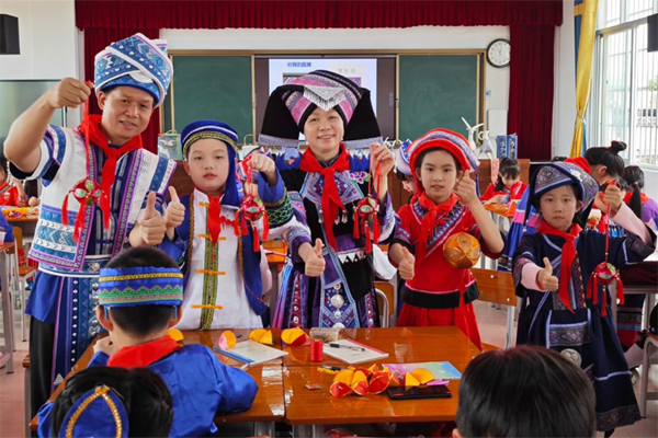在欢乐的氛围中,孩子们聚集在一起聆听壮锦课堂。壮锦课堂让传承民族非遗更有意义。吴承谦摄