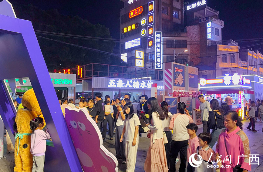 市民游客參與互動。人民網 付華周攝