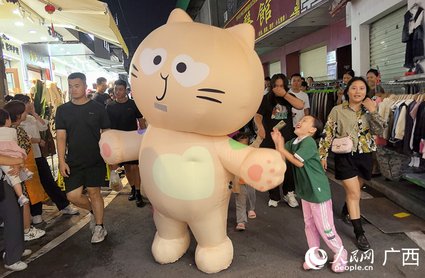 巡游活動。人民網 付華周攝