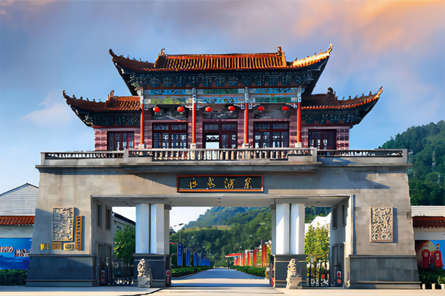 广西丹泉酒业公司大门门楼。叶小松摄