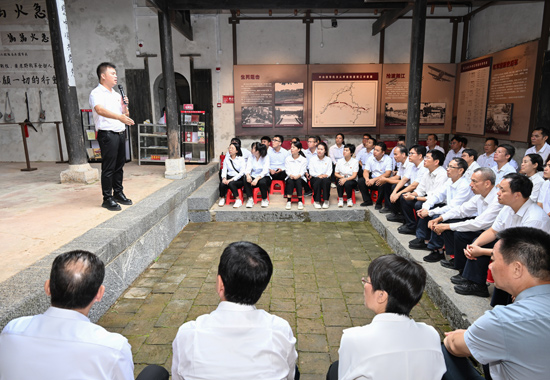 在兴安县开展“保卫界首突破湘江——红军长征突破湘江战役”现场教学。谭乃豪摄