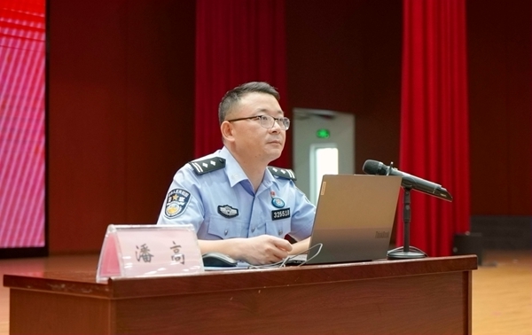 崇左边境管理支队边境管理处副处长潘高授课。