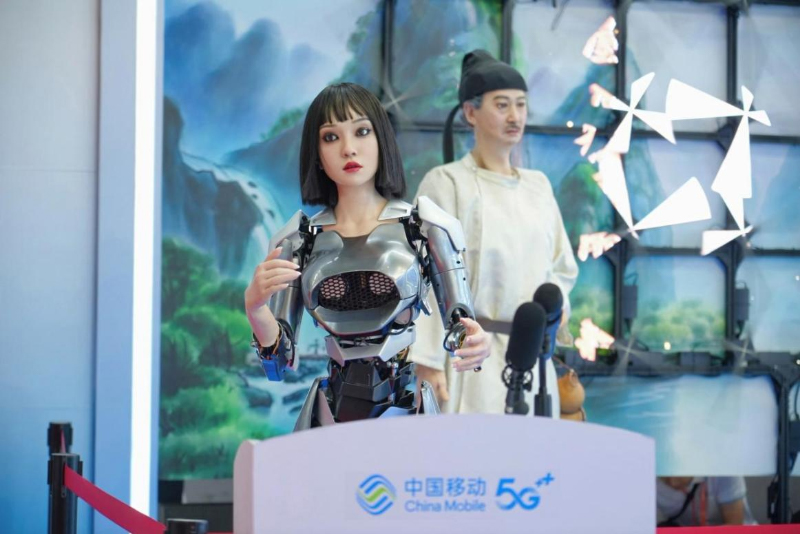 仿生人形机器人小柒、李白和杜甫等。申蓓摄