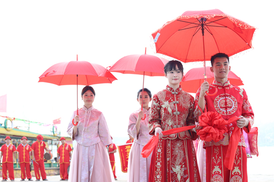 疍家婚嫁表演 新郎迎接新娘下船，接受市民游客祝福