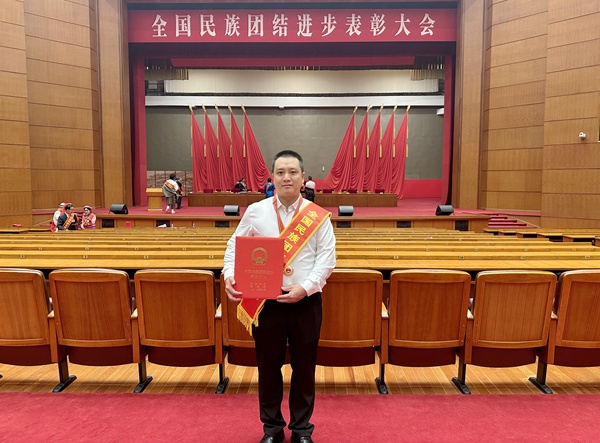 娄万海在表彰大会现场。融水苗族自治县税务局供图