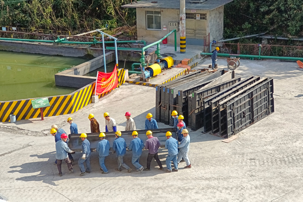 黨員志願者助力搬運搖床。何曉峰攝