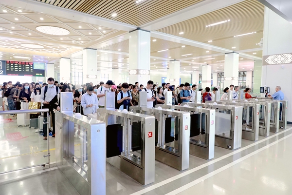 吳圩機場站旅客排隊等候檢票。於莉攝
