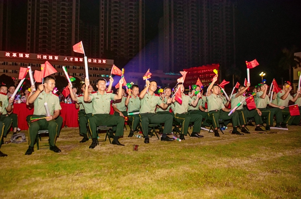 观看演出的官兵为演出人员加油喝彩。