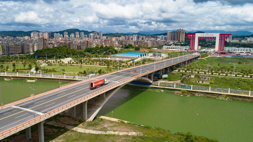 2019年正式通車的中越北侖河公路二橋，已成為中越之間重要的貨運通道。廣西公路發展中心供圖