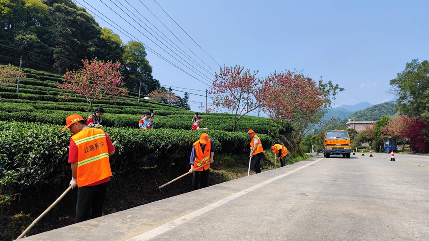 國道241線昭平縣西坪茶園路段公路養護人員正在清理路肩雜物。廣西公路發展中心供圖