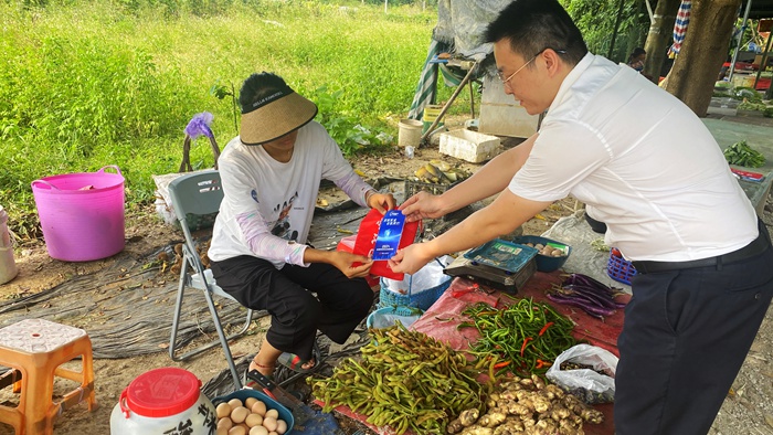华夏银行柳州分行积极走访农贸市场、田间地头等生产场景开展教育宣传。华夏银行南宁分行供图