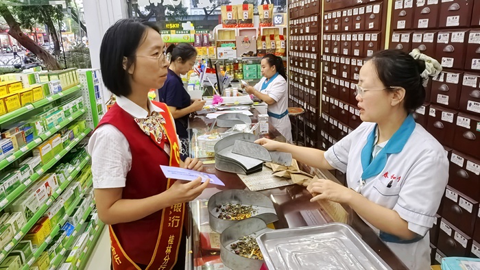 图为华夏银行桂林分行积极走访药店等群众生活服务场景开展教育宣传。华夏银行南宁分行供图