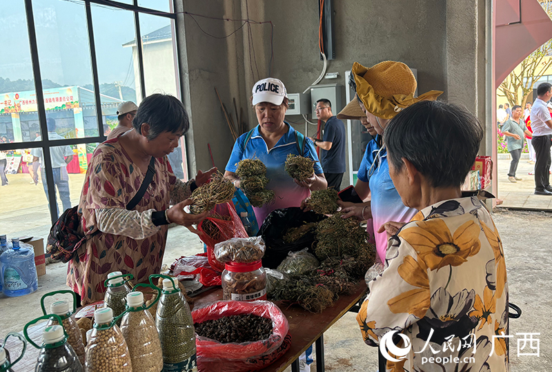 游客挑选特产。人民网 何宁摄