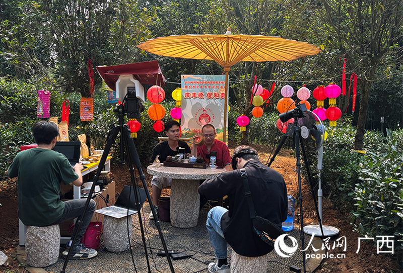 六堡茶现场带货。人民网 何宁摄