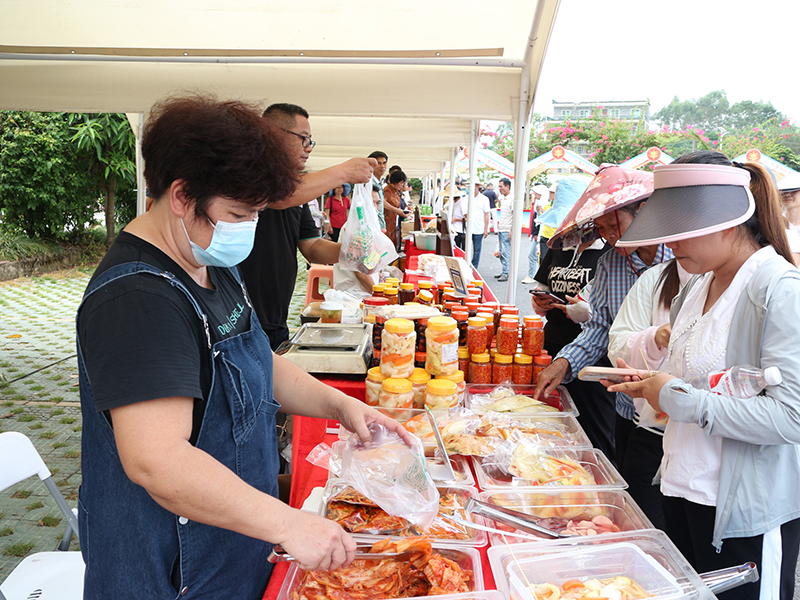 市民购买农产品。覃菡津摄