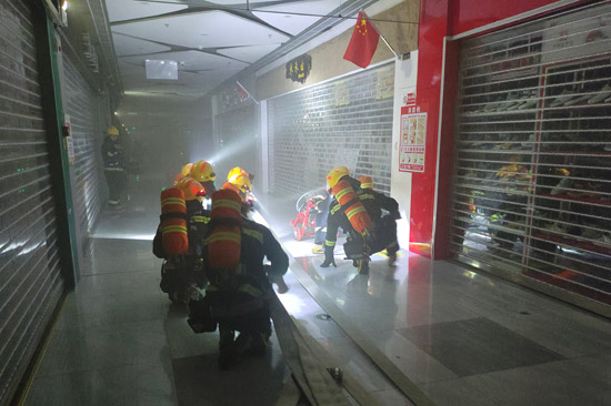 火灾救援现场。贺州消防供图