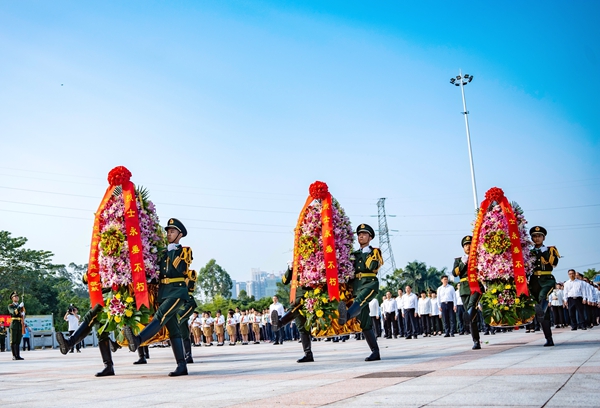 武警官兵向烈士纪念碑敬献花篮。