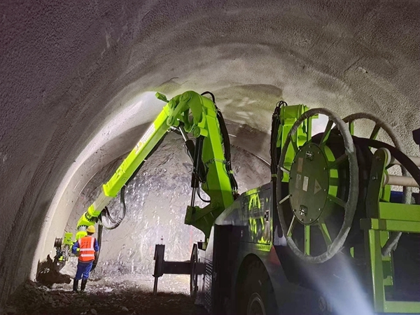 黄百铁路上里隧道，施工人员使用智能化双臂凿岩台车进行开挖作业。李俊朋摄