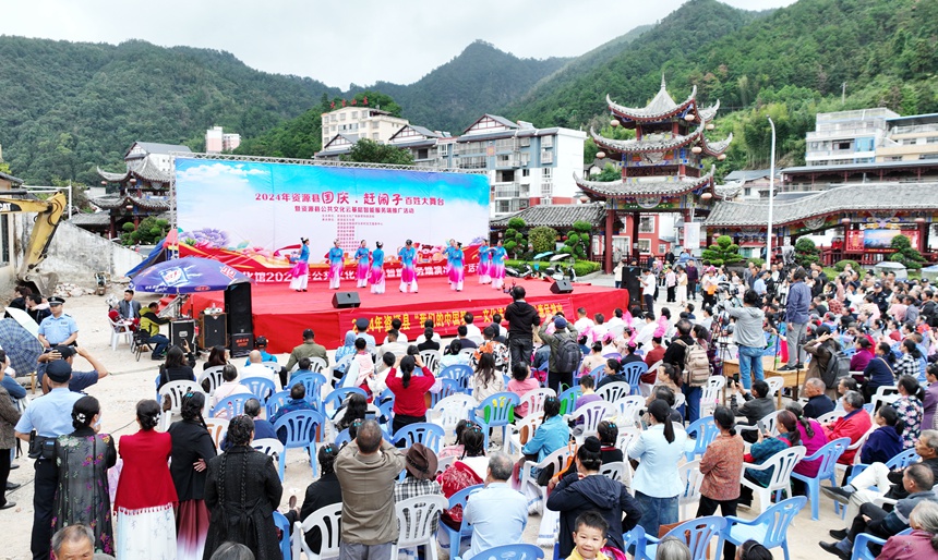 资源县国庆节“赶闹子”百姓大舞台表演现场