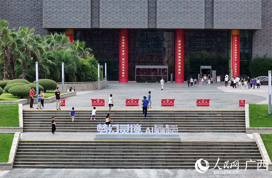 “夢幻靈境”AI展演中心。人民網 雷琦竣攝