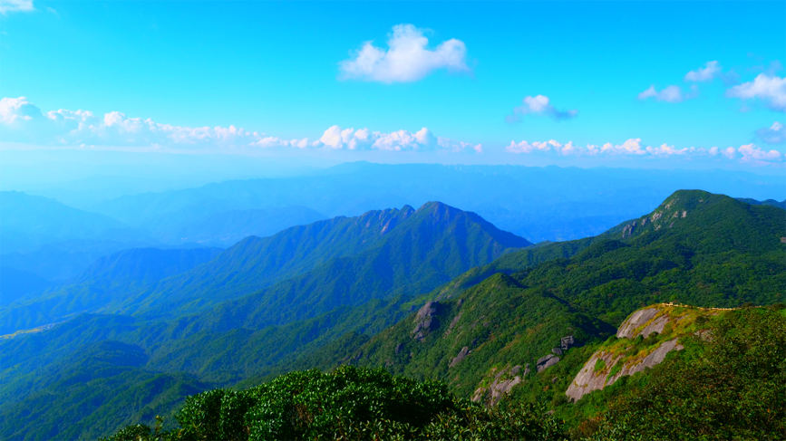 猫儿山蔚蓝天空。蓝崧禾摄