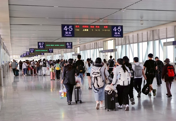 桂林站旅客有序进站乘车。郑长贤摄