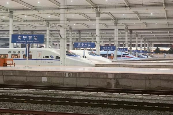 国铁南宁局加开夜间动车服务旅客出行。吕松洋摄