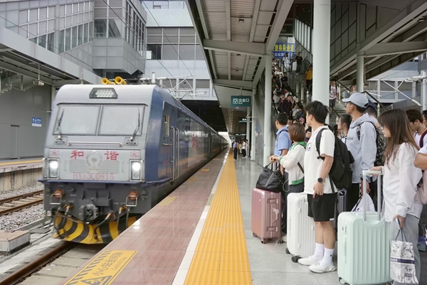 旅客正在等待列车进站停稳。赵波摄