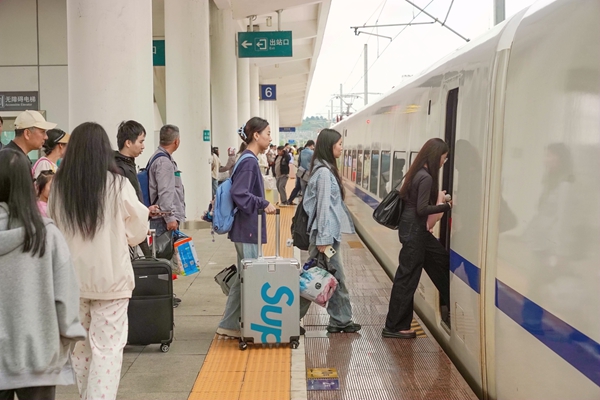 旅客在百色站有序乘车。秦塬棋摄