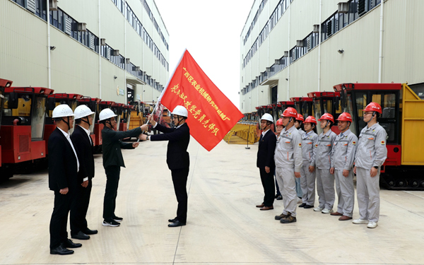 党员先锋队授旗。张大红摄