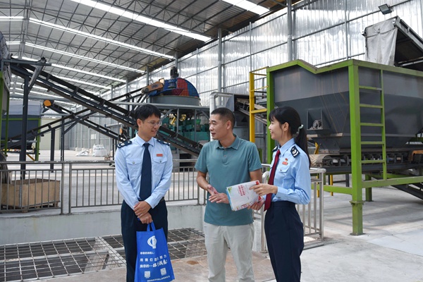 青年干部到企业“一对一”开展税收优惠政策宣传辅导。蒙山县税务局供图