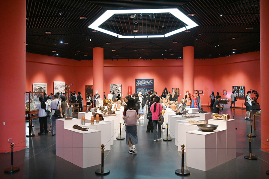 游客到广西美术馆参观2024广西艺术作品展览。檀年摄
